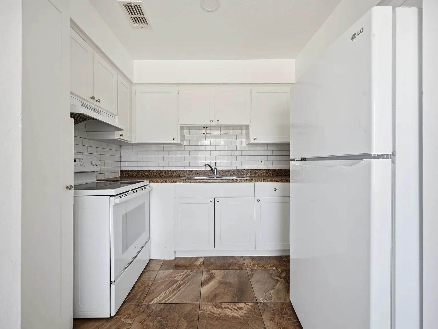 5608 South Manhattan Avenue - A — Photo 3