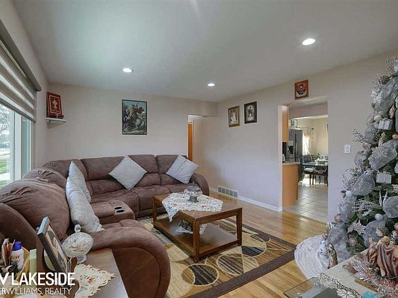 4th image of 32943 Hawthorne Dr