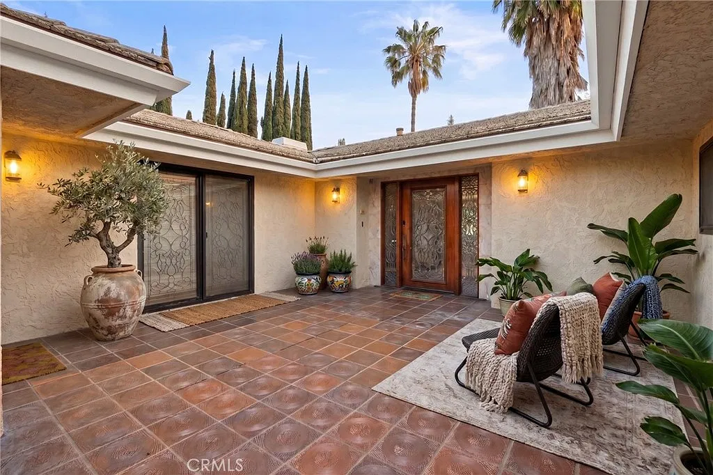5 bed, 3.5 bath, 3400 sqft, $6,000 — Photo 1