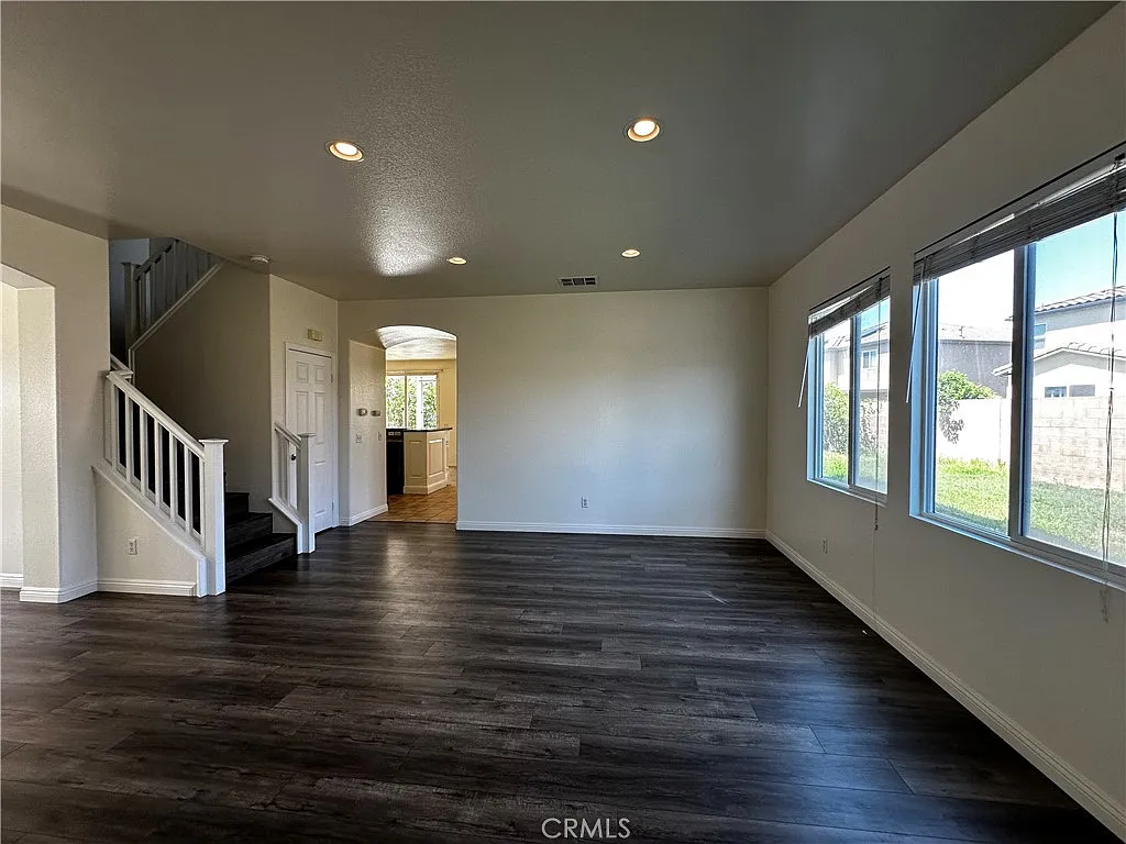 4 bed, 2.5 bath, 2810 sqft, $3,800 — Photo 3