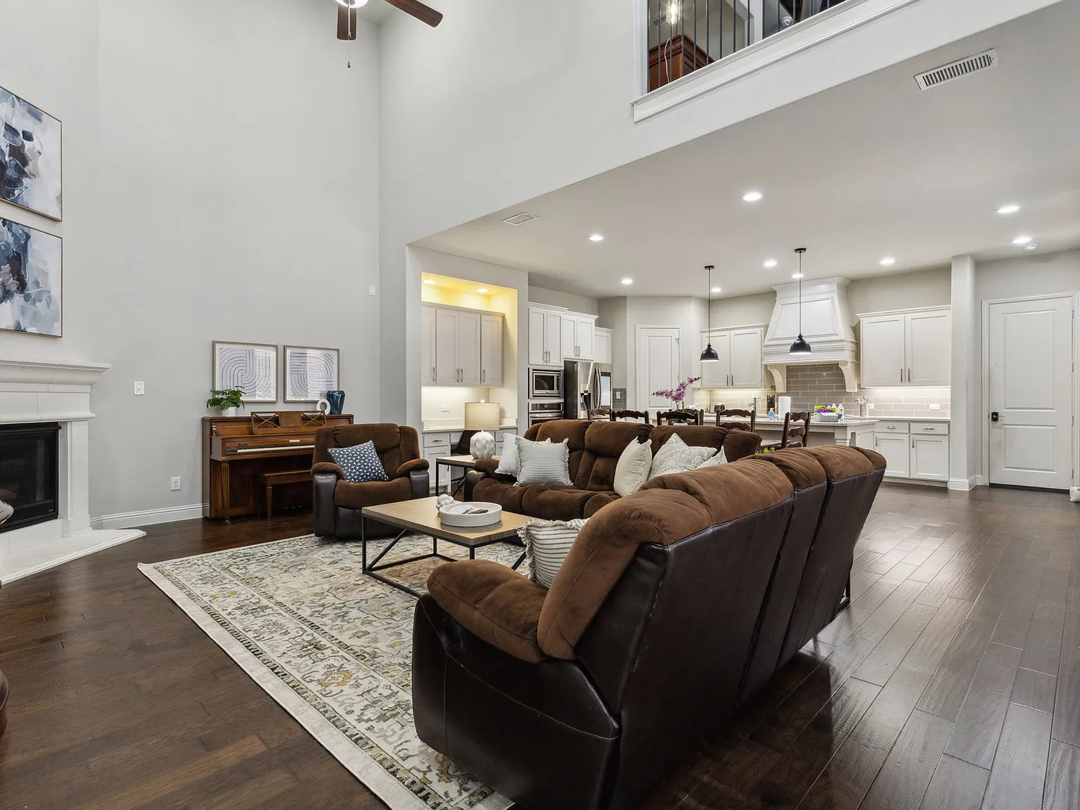 3 bed, 2.5 bath, 2770 sqft, $8,424 — Photo 4