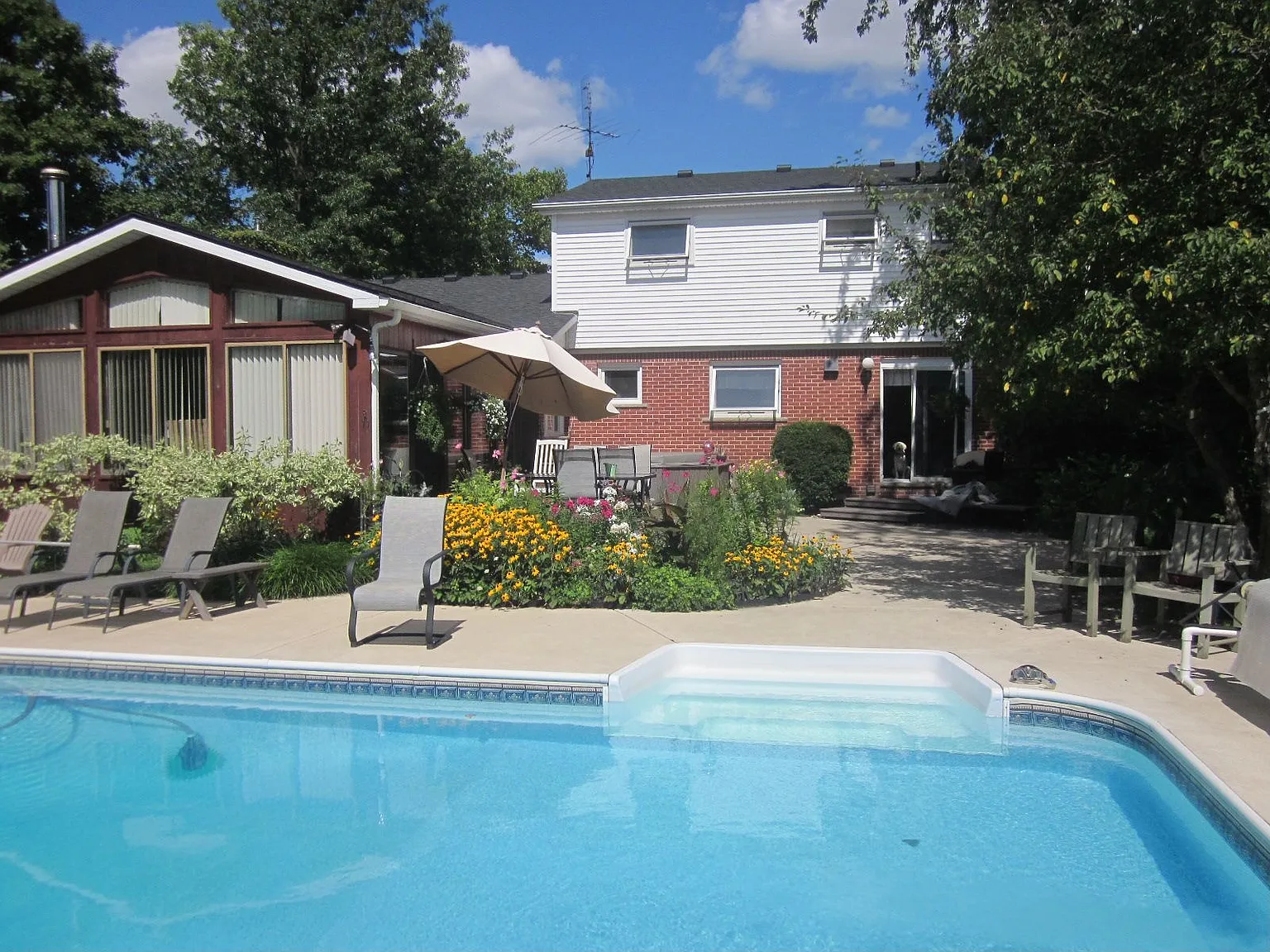 2124 Chaucer Dr photo 1