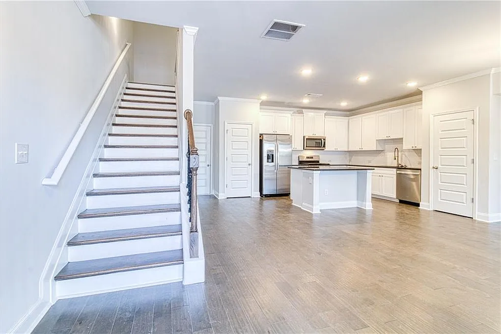 3 bed, 2.5 bath, 1956 sqft, $3,700 — Photo 4