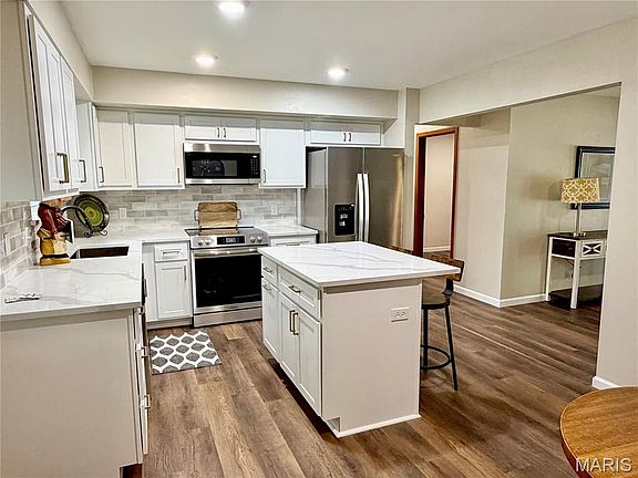4th image of 76 Ruth Dr