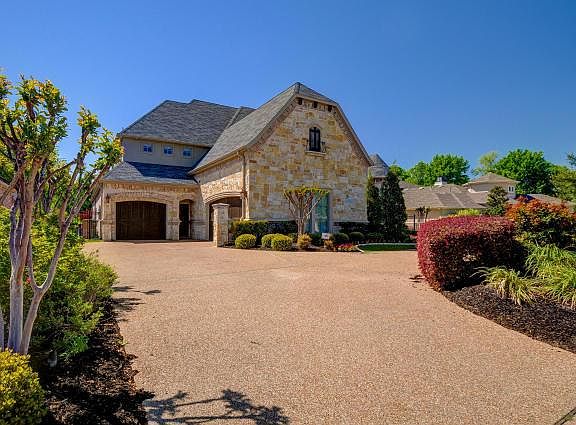 4th image of 2312 Royal Oaks Dr