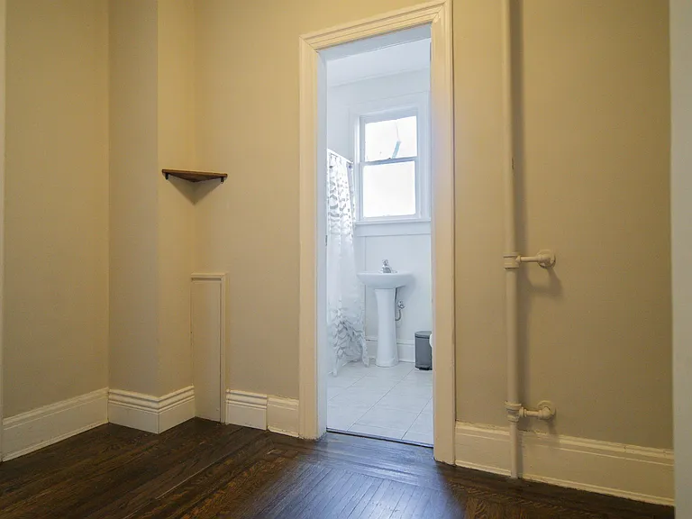 935 Jervis St #5 — Photo 6