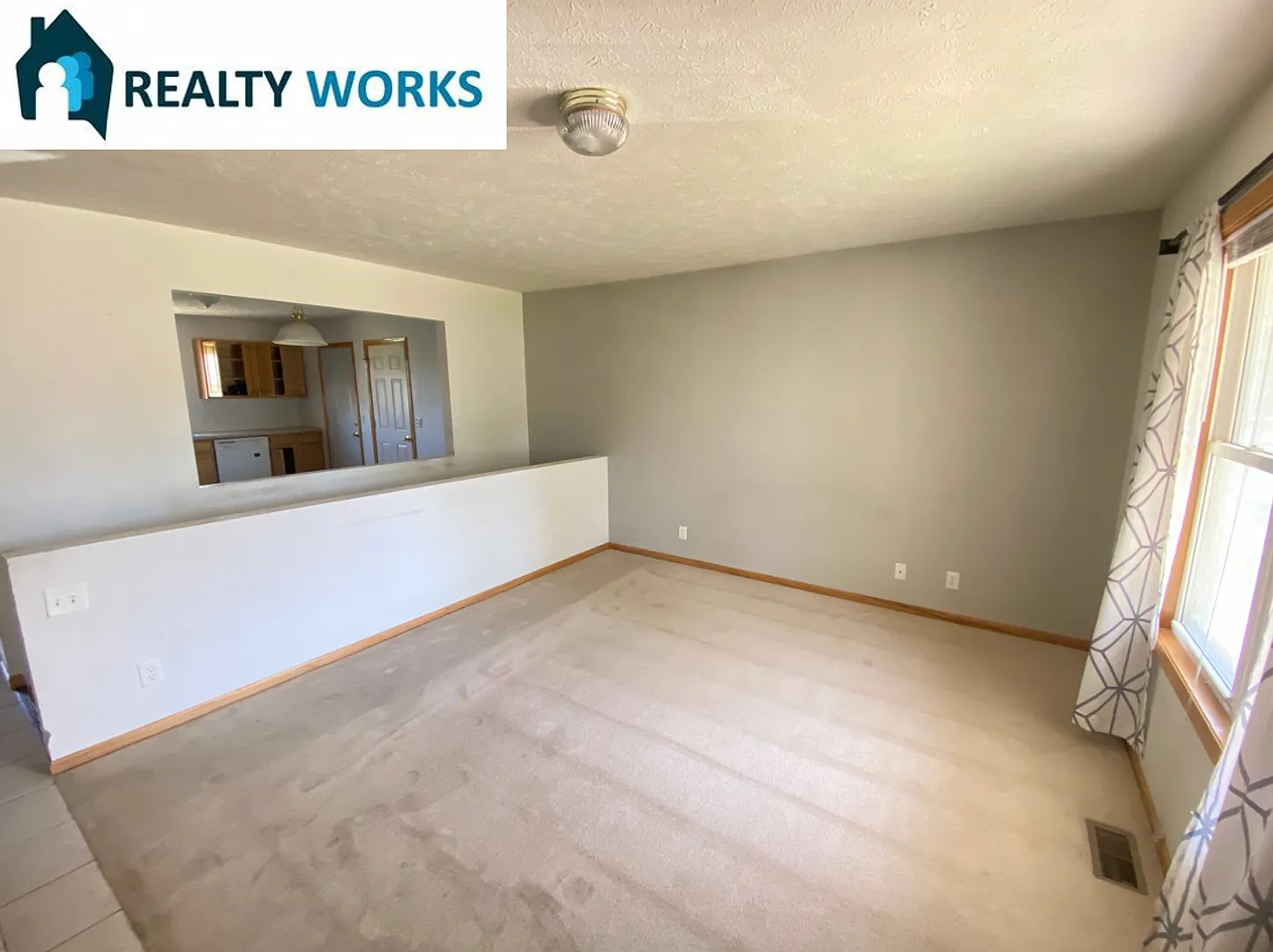 Stunning 4 bedroom Home! — Photo 2