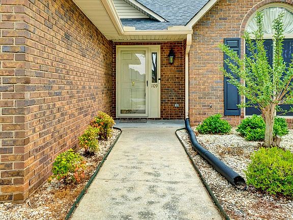 3rd image of 109 Windsor Oaks Ct