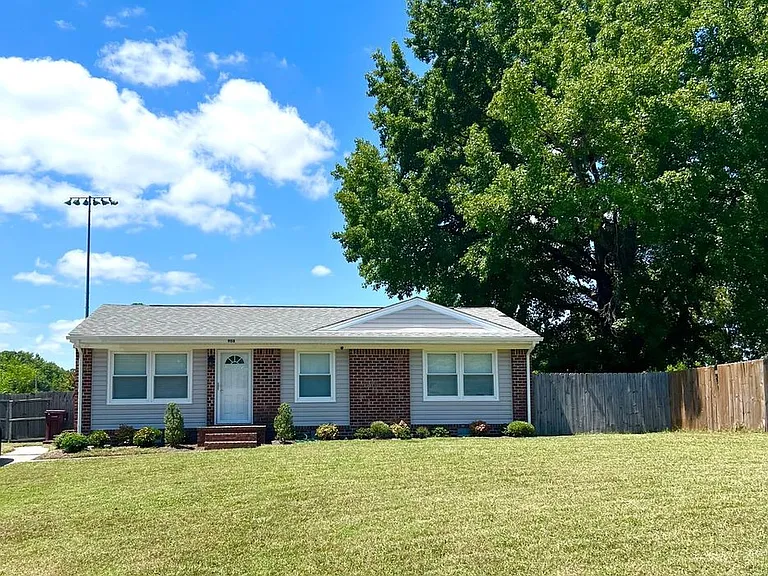 908 Serf Ct — Photo 2