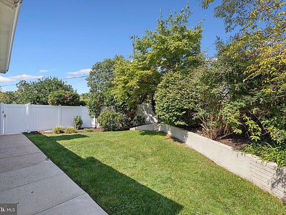 4th image of 4815 Upland Dr