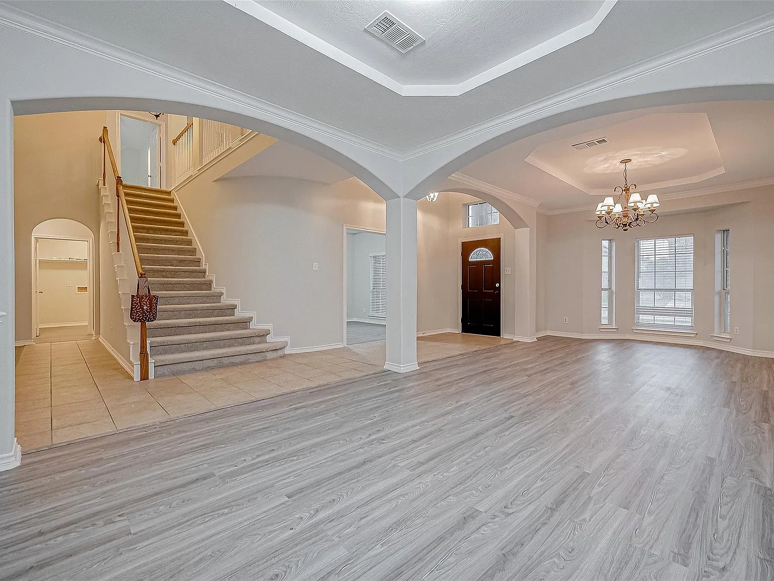 5 bed, 3.5 bath, 3814 sqft, $3,500 — Photo 2