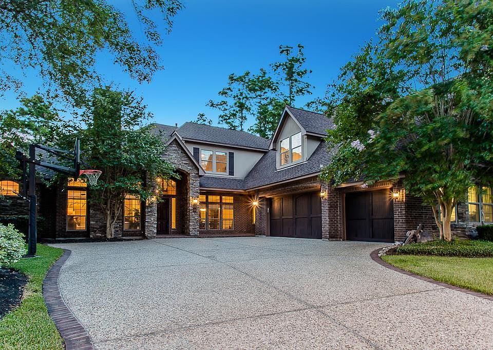 1st image of 11 E Majestic Woods Pl