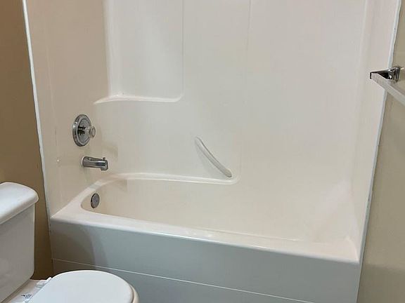 5th image of 858 Anne St
