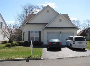 25 Appleby Dr, Helmetta, NJ 08828