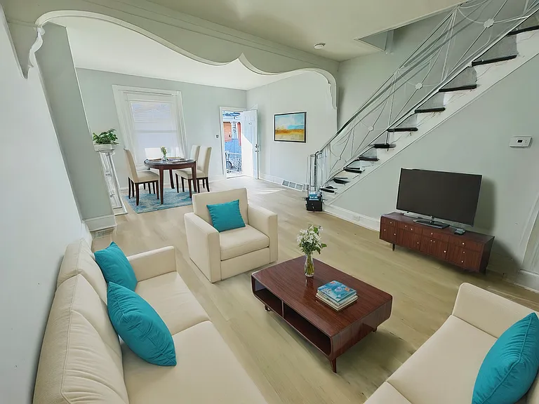 1415 N Hobart St — Photo 2