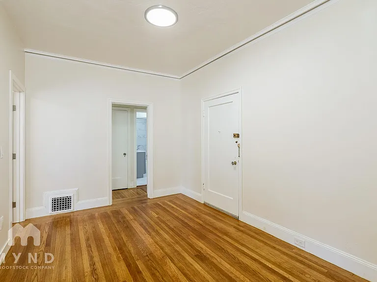 848 Erie St #4 — Photo 6