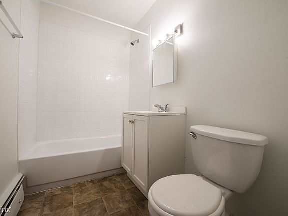 634 Sibley Blvd Apartments Chicago Bathroom_01
