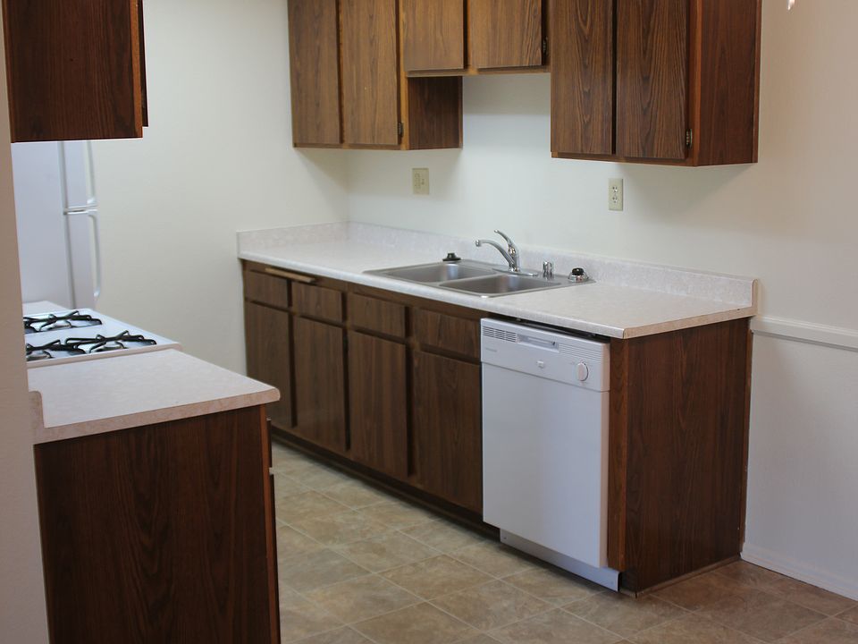 Kitchen & dining area
