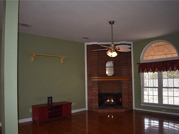 4th image of 912 Bridgewater Ln