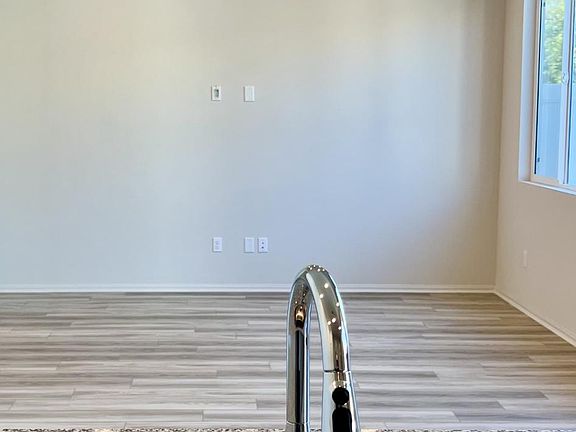 4th image of 358 Lockhart Way