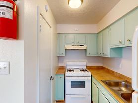 Renvoated & Move-in Ready 1 Bedroom Apartment In Edgecrest - Near UNM, 03