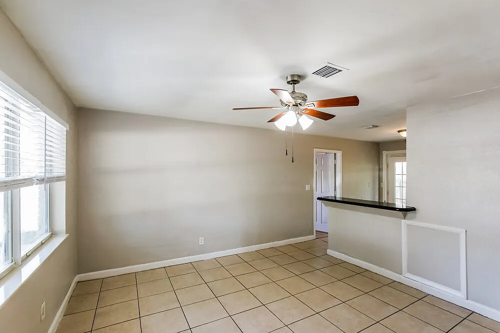 3 bed, 2.0 bath, 925 sqft, $2,690 — Photo 4