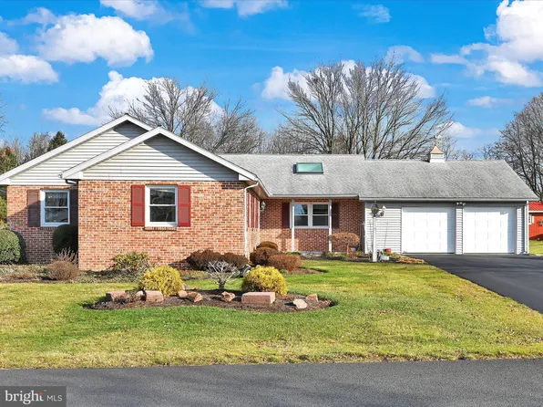 425 Countryside Dr, Ephrata, PA 17522