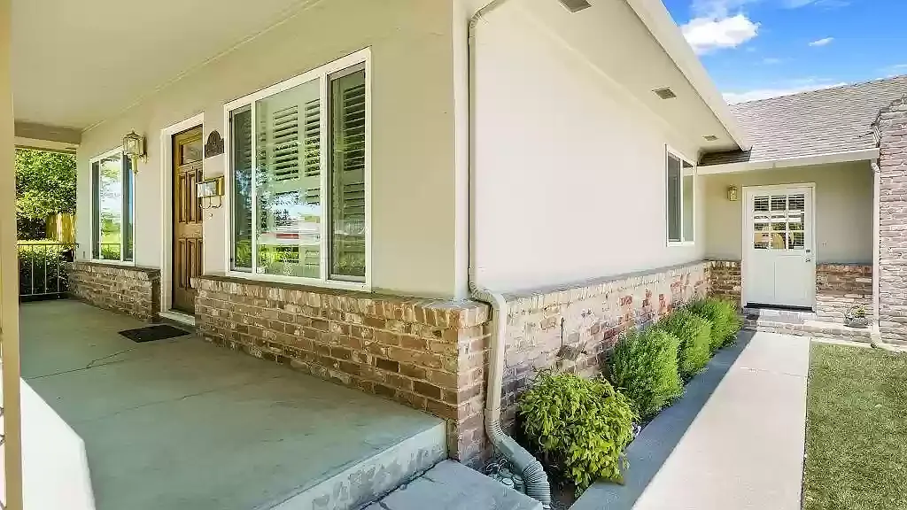 3 bed, 1300 sqft, $2,500 — Photo 2