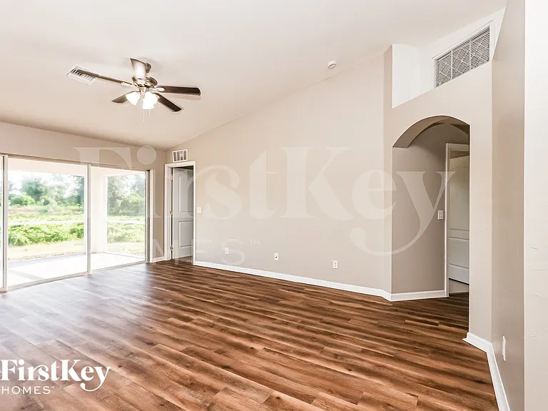 1141 Ebert St E — Photo 2