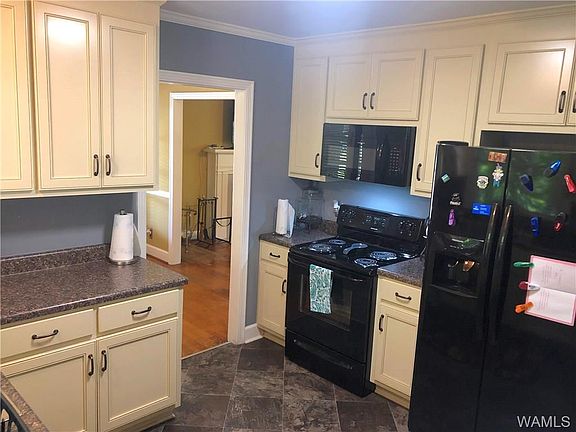 4th image of 22 Parkwood Cir