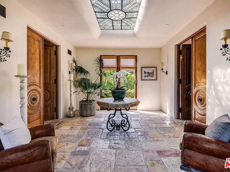1550 Amalfi Dr — Photo 20