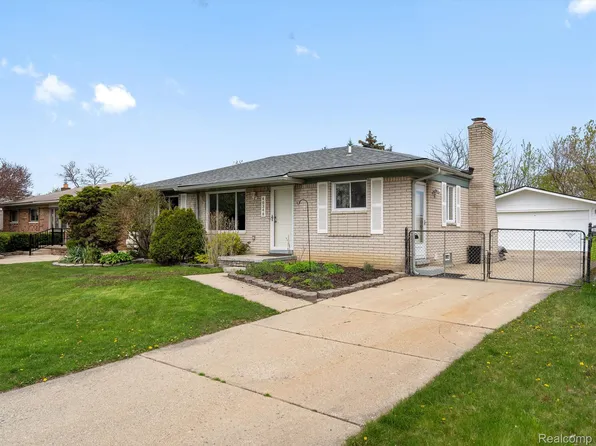 40348 Kristen Dr, Sterling Heights, MI 48310