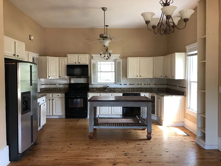 599 Gordon St — Photo 11