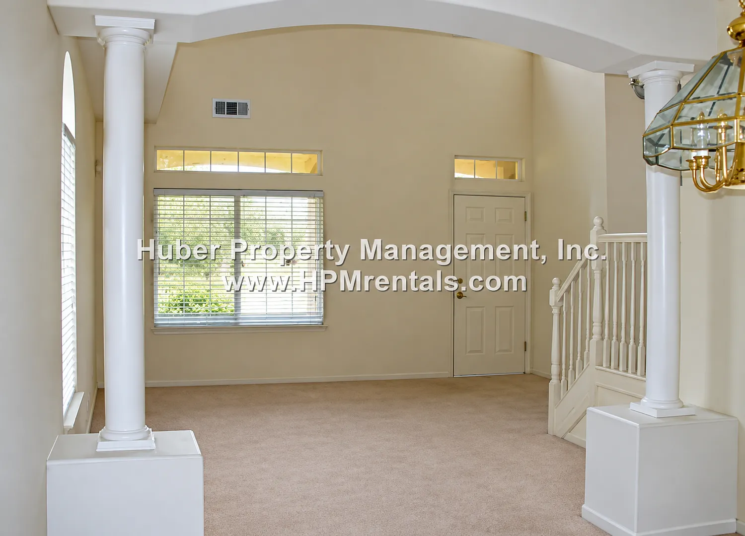 Spacious 4-Bedroom Home in Desirable Brookfield 3-Car Garage & Private Backyard — Photo 2