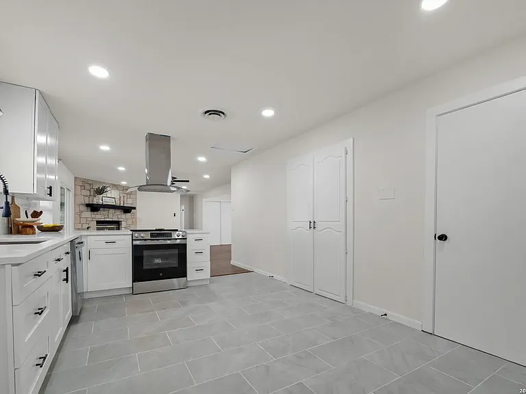 209 Windcrest Dr — Photo 8