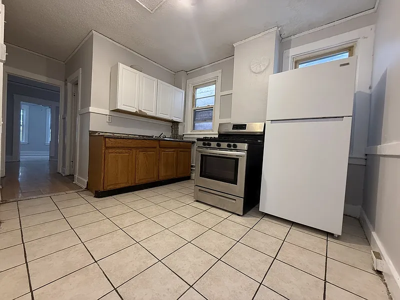 3 bed, 1.0 bath, $1,500 — Photo 2