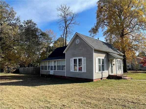 620 N Miller St, Clarksville, AR 72830