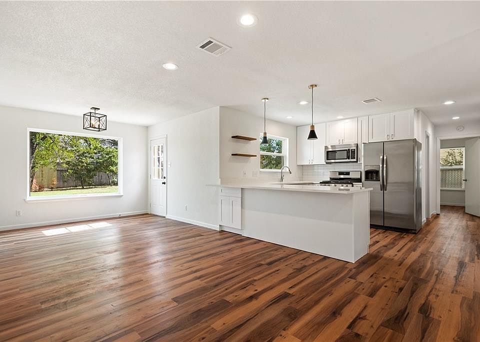 1st image of 8203 S Red Oak Cir
