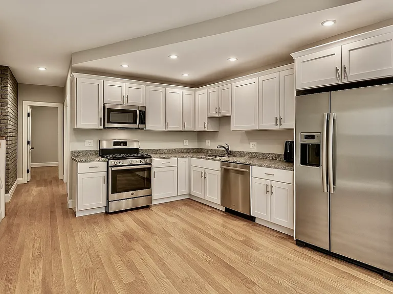 129 Sutherland Rd — Photo 3