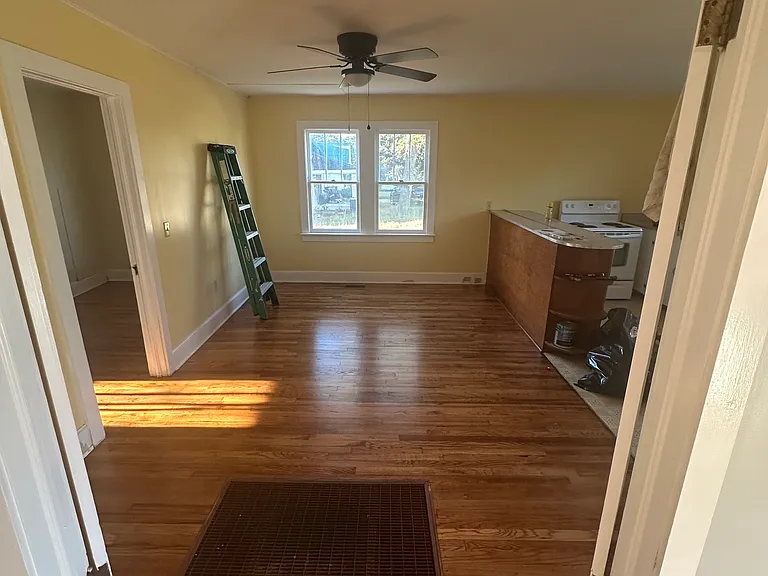 93 W Railroad St #B — Photo 2