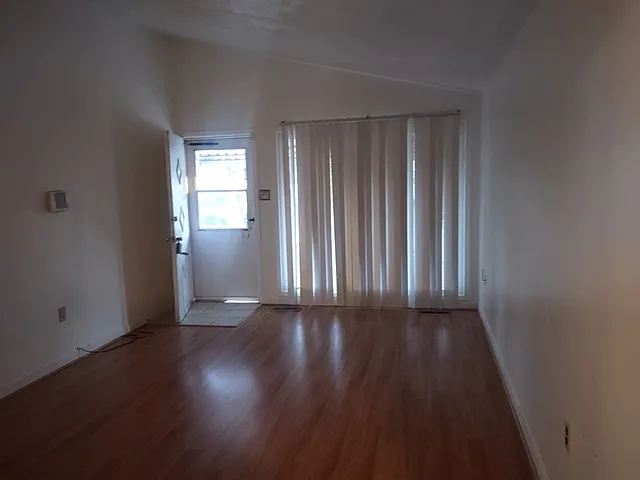 902 Russell Ct W — Photo 3