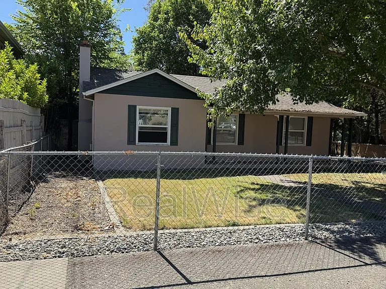 751 NW 5th St — Photo 3