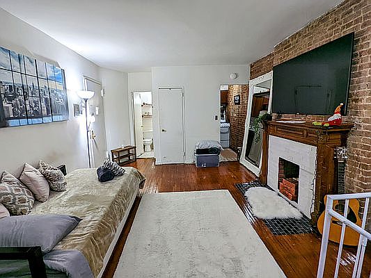 2nd image of 127 W 85th St APT A