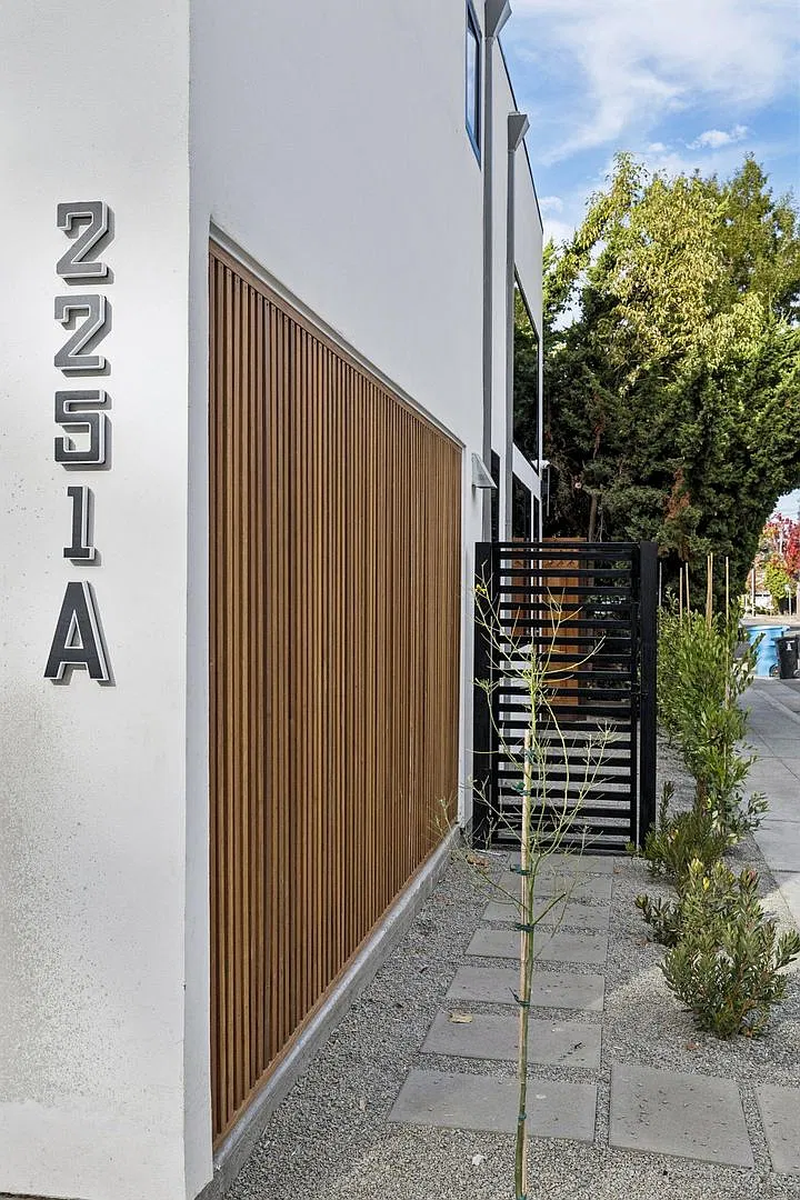 Contemporary 2 Bedroom Home Available in Old Palo Alto Available Now! — Photo 2