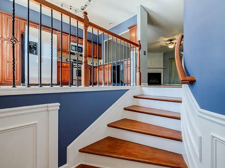 1372 Thornborough Dr — Photo 3