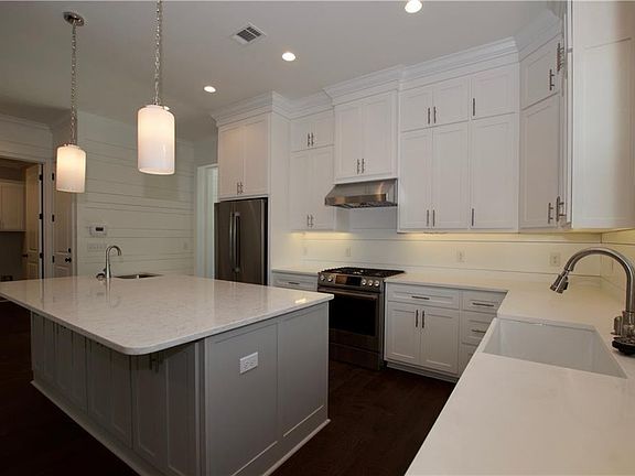 4th image of 621 Oak St