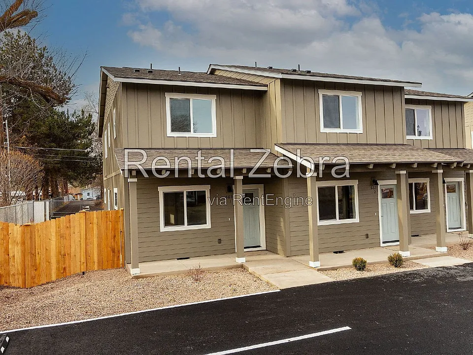 611 SE Dunham St #2