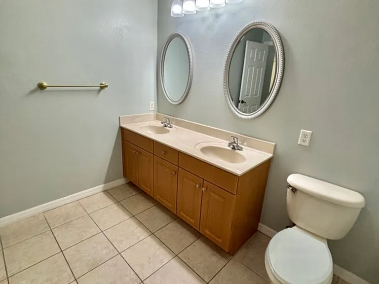 1405 Trafalgar Pkwy — Photo 69