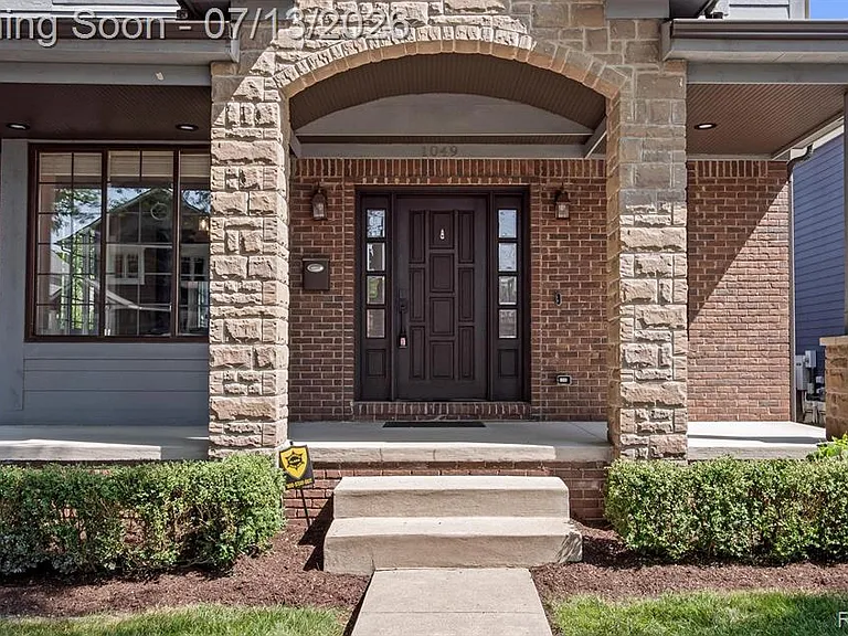 1049 Chapin Ave — Photo 3