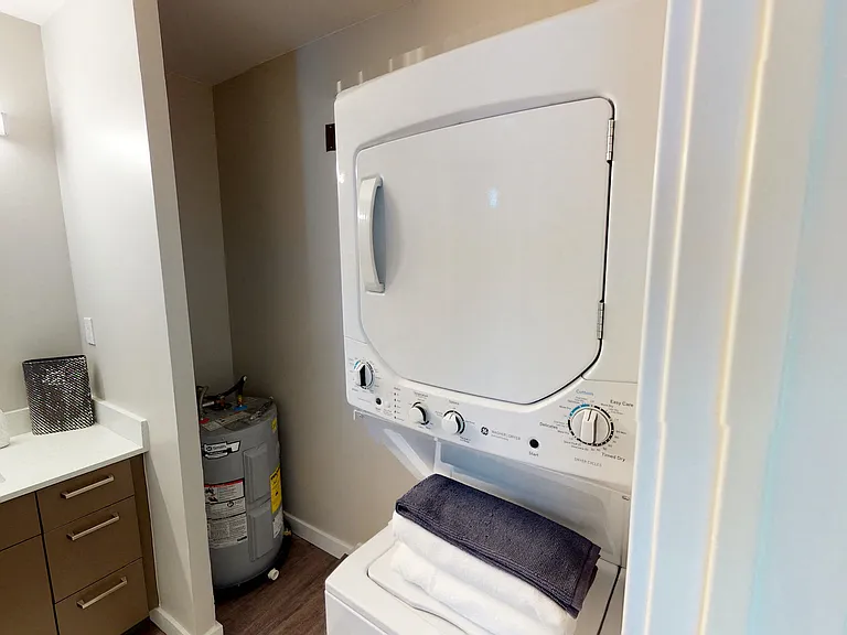 Vercanta Newport Beach | Newport Beach, CA | Washer &amp; Dryer